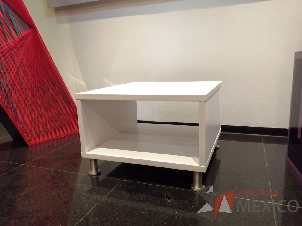 Lote 061 - Mesa de apoyo con patas metálicas - Imagen 8