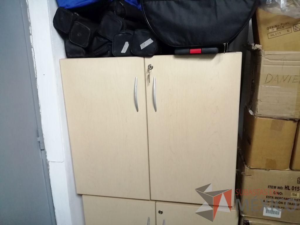 Lote 063 - Gabinete con 2 puertas tipo madera