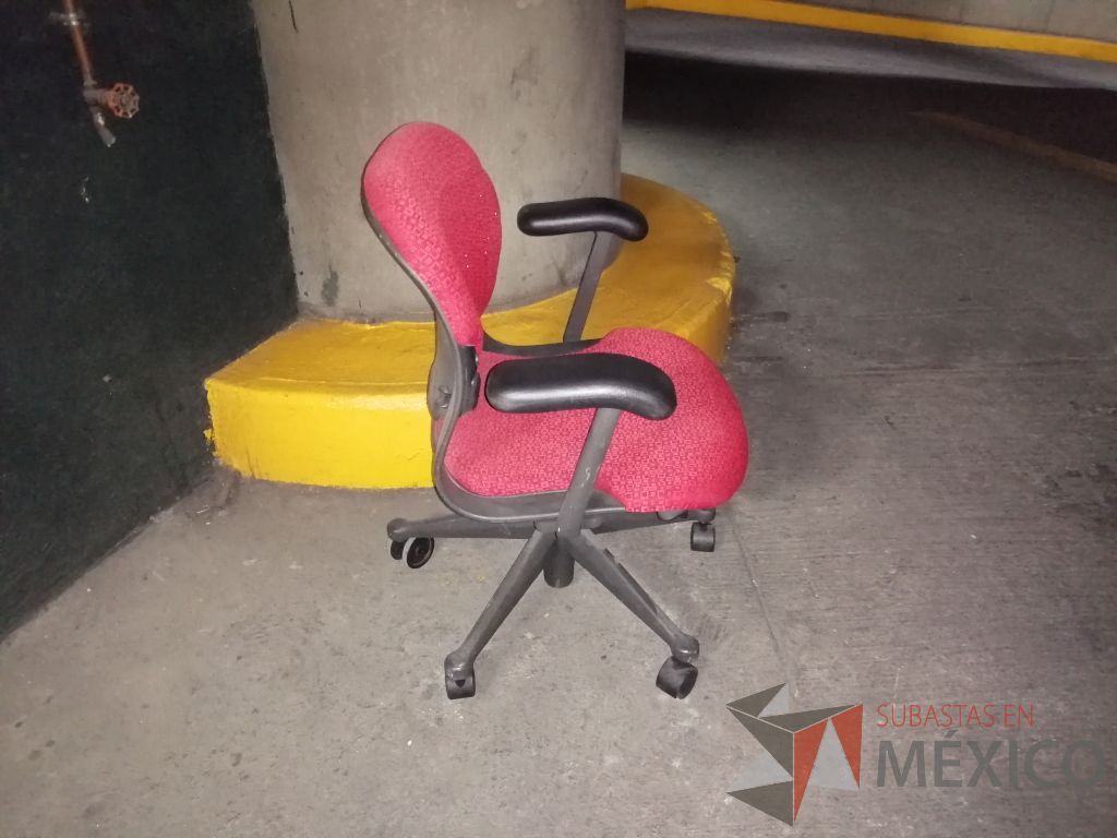 Lote 067 - Silla operativa con ruedas, descansabrazo fijo, asiento y respaldo en tela color rojo - Imagen 3