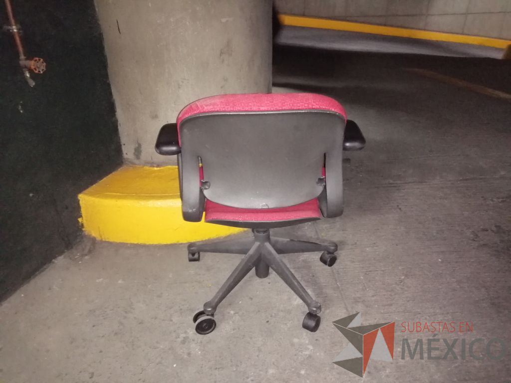 Lote 067 - Silla operativa con ruedas, descansabrazo fijo, asiento y respaldo en tela color rojo - Imagen 4