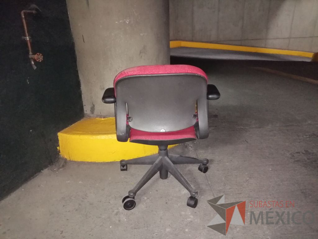 Lote 067 - Silla operativa con ruedas, descansabrazo fijo, asiento y respaldo en tela color rojo - Imagen 5