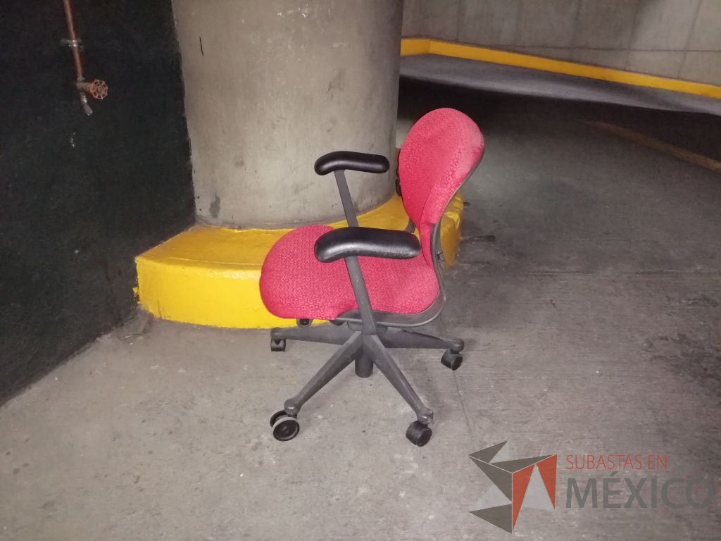 Lote 067 - Silla operativa con ruedas, descansabrazo fijo, asiento y respaldo en tela color rojo - Imagen 6