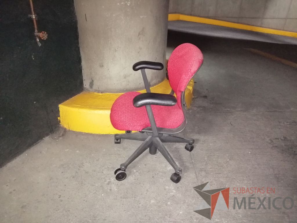 Lote 067 - Silla operativa con ruedas, descansabrazo fijo, asiento y respaldo en tela color rojo - Imagen 7