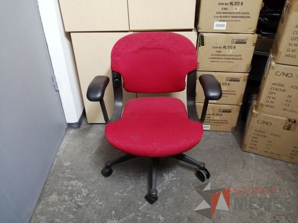 Lote 067 - Silla operativa con ruedas, descansabrazo fijo, asiento y respaldo en tela color rojo