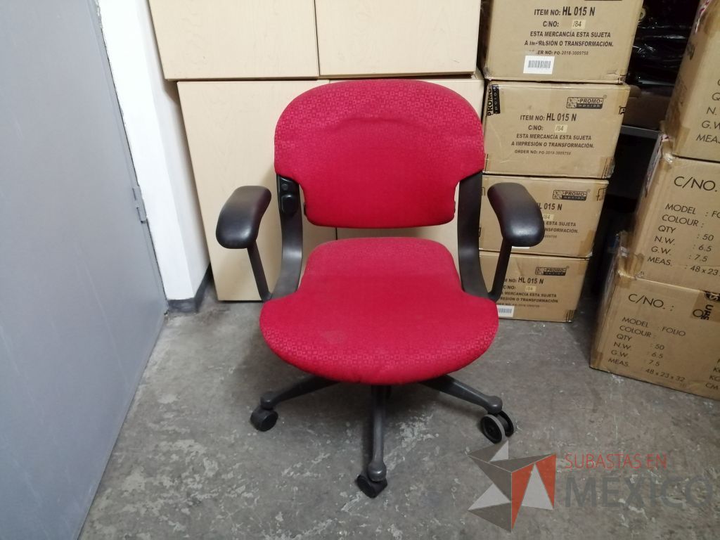 Lote 067 - Silla operativa con ruedas, descansabrazo fijo, asiento y respaldo en tela color rojo - Imagen 12