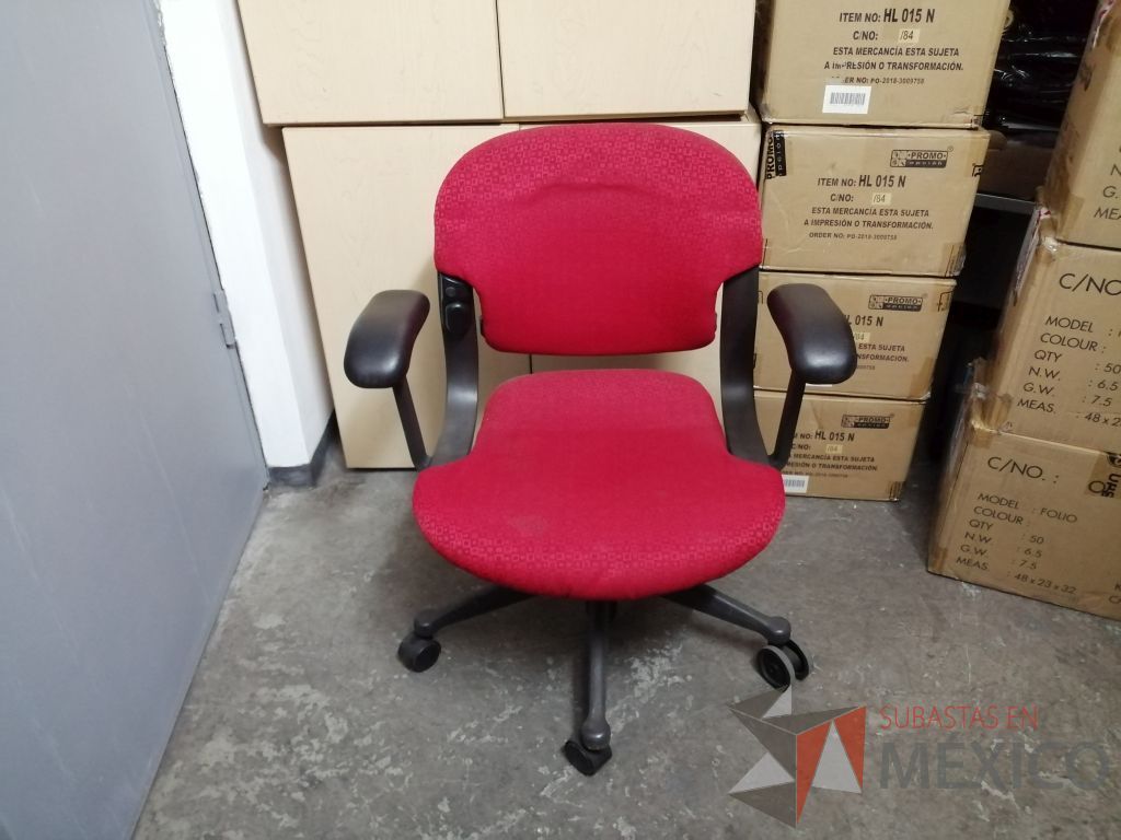 Lote 067 - Silla operativa con ruedas, descansabrazo fijo, asiento y respaldo en tela color rojo - Imagen 13