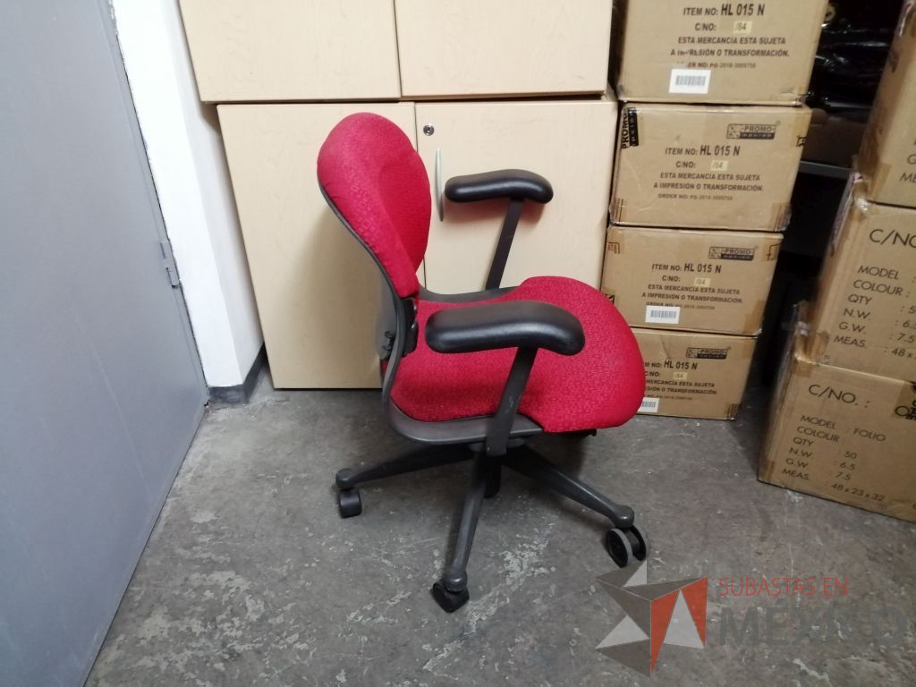 Lote 067 - Silla operativa con ruedas, descansabrazo fijo, asiento y respaldo en tela color rojo - Imagen 14