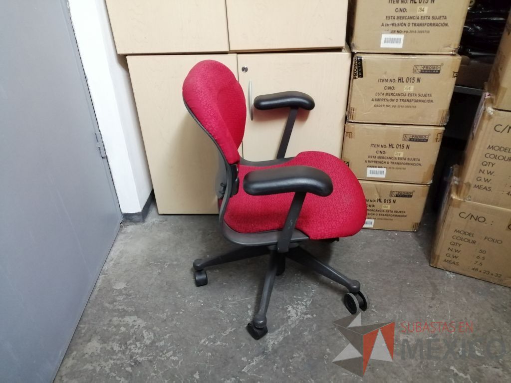 Lote 067 - Silla operativa con ruedas, descansabrazo fijo, asiento y respaldo en tela color rojo - Imagen 15