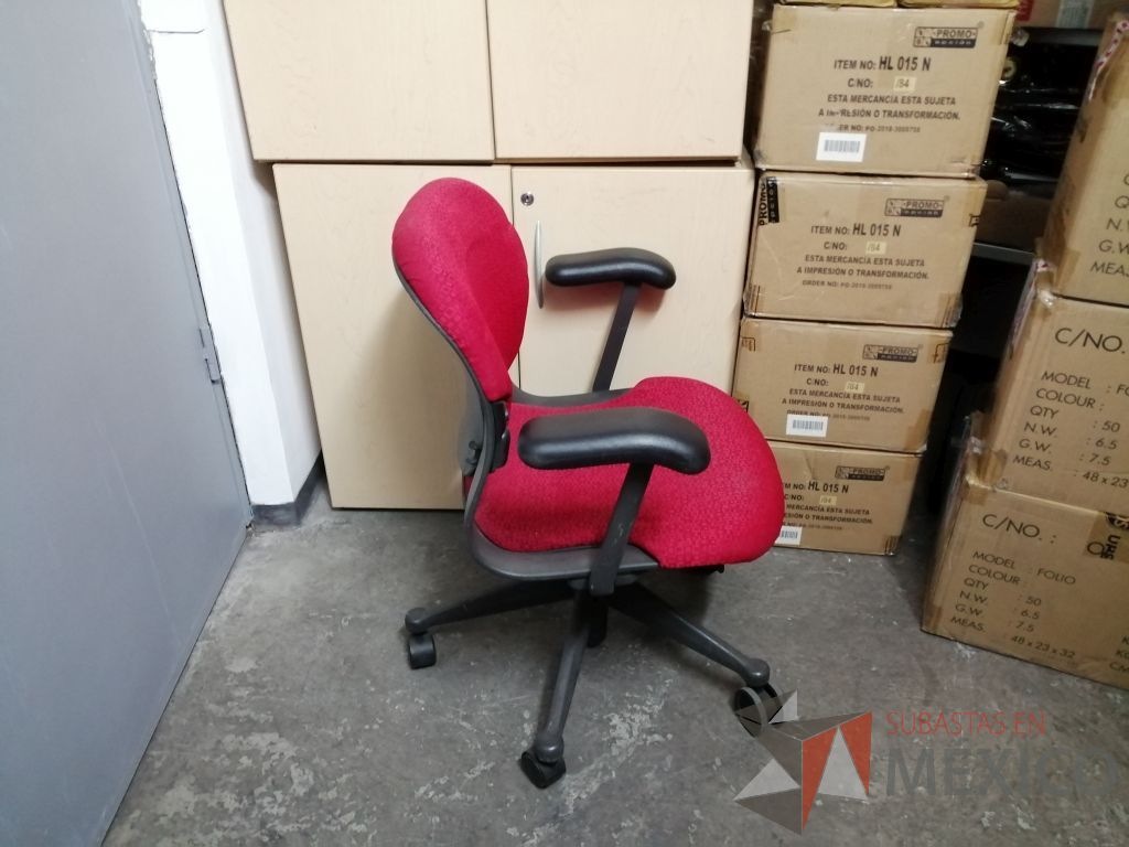 Lote 067 - Silla operativa con ruedas, descansabrazo fijo, asiento y respaldo en tela color rojo - Imagen 16
