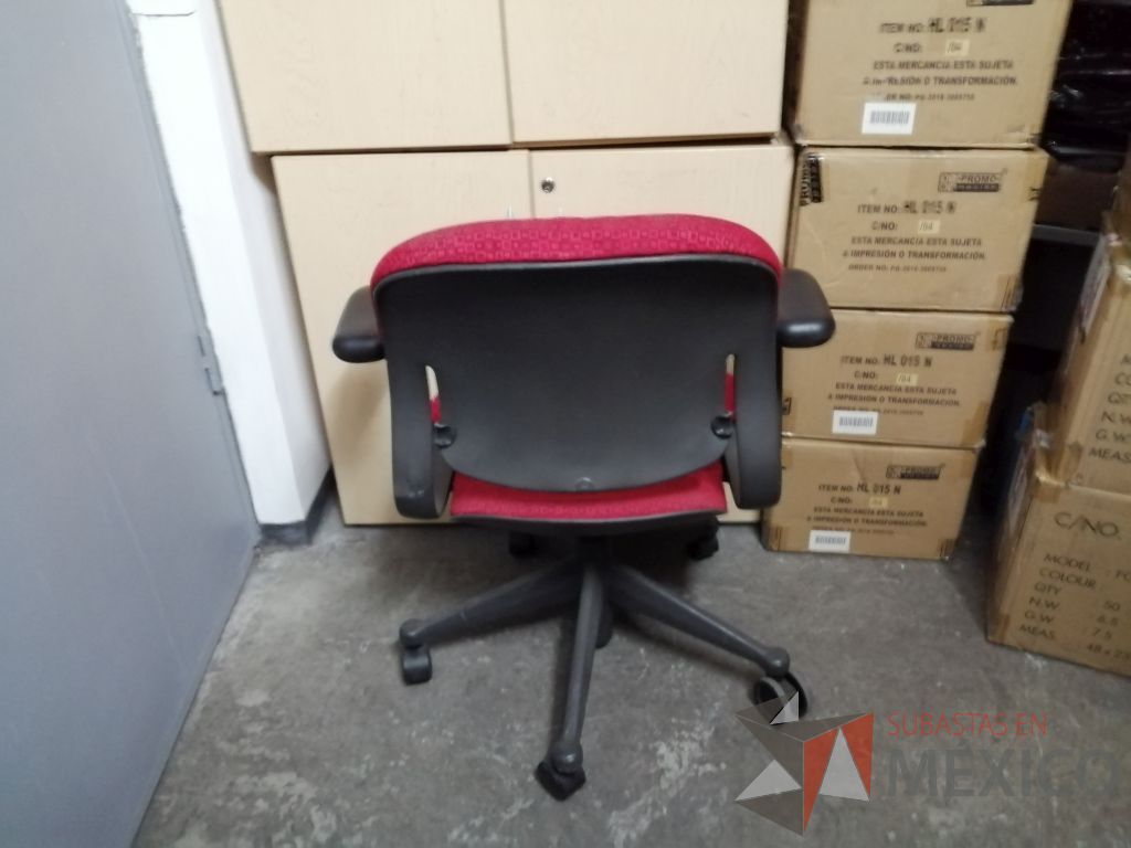 Lote 067 - Silla operativa con ruedas, descansabrazo fijo, asiento y respaldo en tela color rojo - Imagen 17