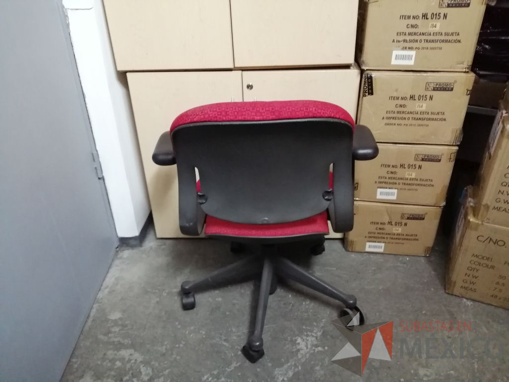 Lote 067 - Silla operativa con ruedas, descansabrazo fijo, asiento y respaldo en tela color rojo - Imagen 18