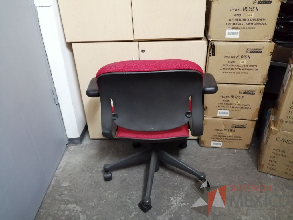 Lote 067 - Silla operativa con ruedas, descansabrazo fijo, asiento y respaldo en tela color rojo - Imagen 19
