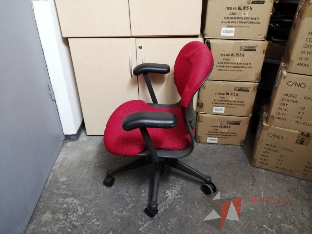 Lote 067 - Silla operativa con ruedas, descansabrazo fijo, asiento y respaldo en tela color rojo - Imagen 20