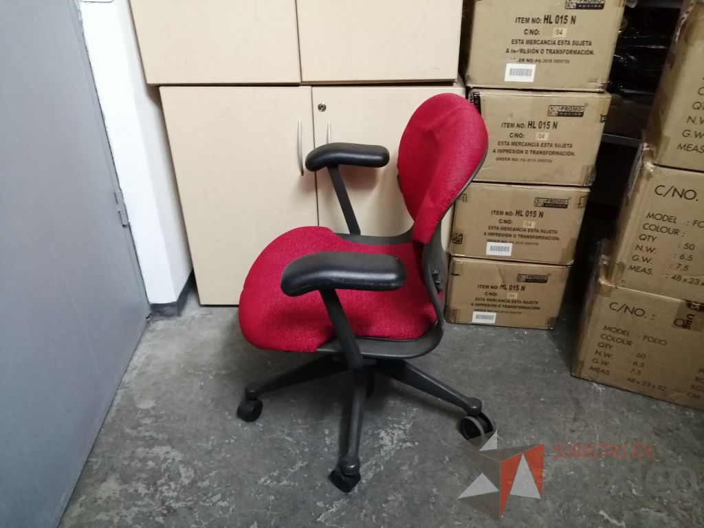 Lote 067 - Silla operativa con ruedas, descansabrazo fijo, asiento y respaldo en tela color rojo - Imagen 21