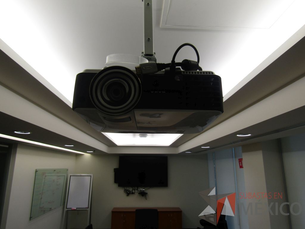 Lote 029 - Proyector. S/N:PDH5F03541000 Y Camara de video, Marca: BENQ., incluye soporte - Imagen 2