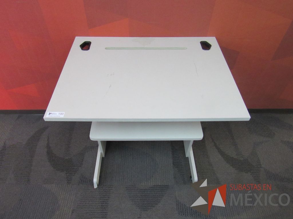 Lote 081 - Mesa con entrepaño y accesorios para conexión color beige - Imagen 2
