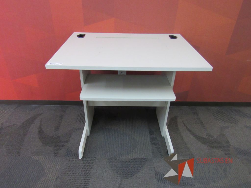 Lote 081 - Mesa con entrepaño y accesorios para conexión color beige