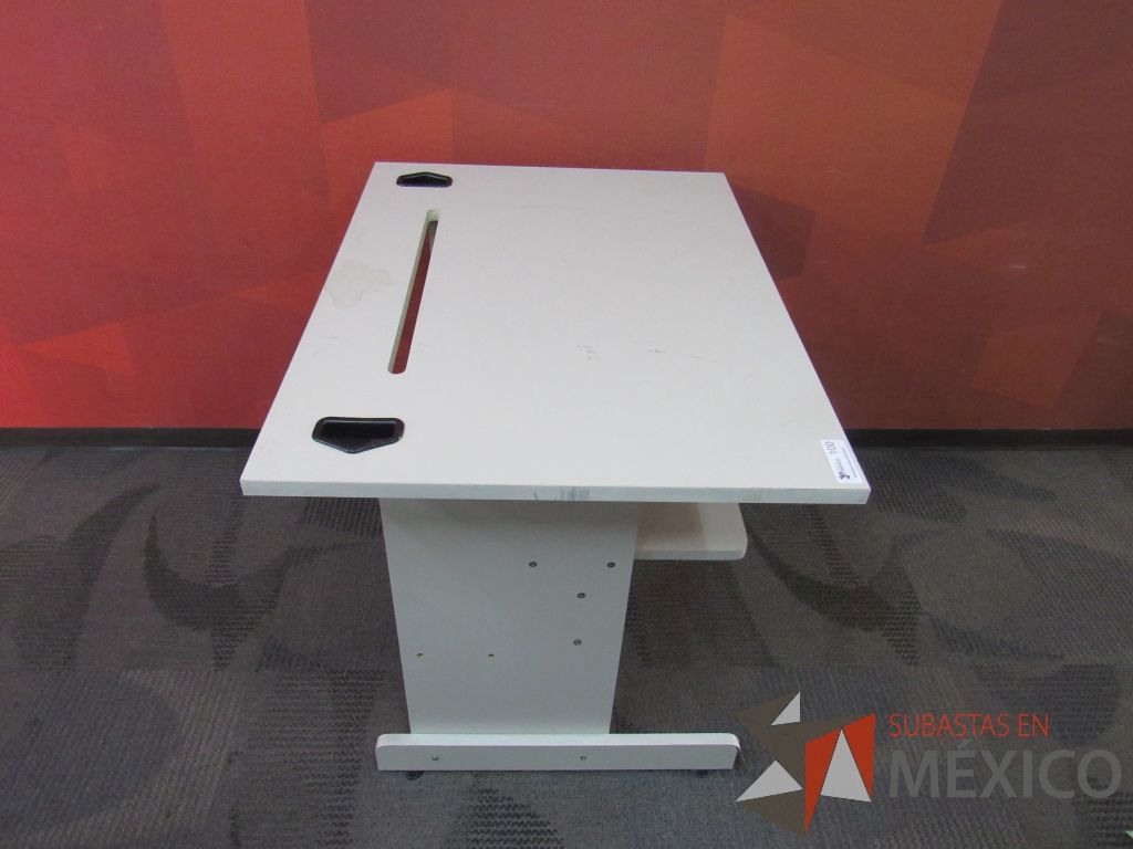 Lote 081 - Mesa con entrepaño y accesorios para conexión color beige - Imagen 4
