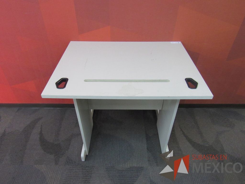 Lote 081 - Mesa con entrepaño y accesorios para conexión color beige - Imagen 3