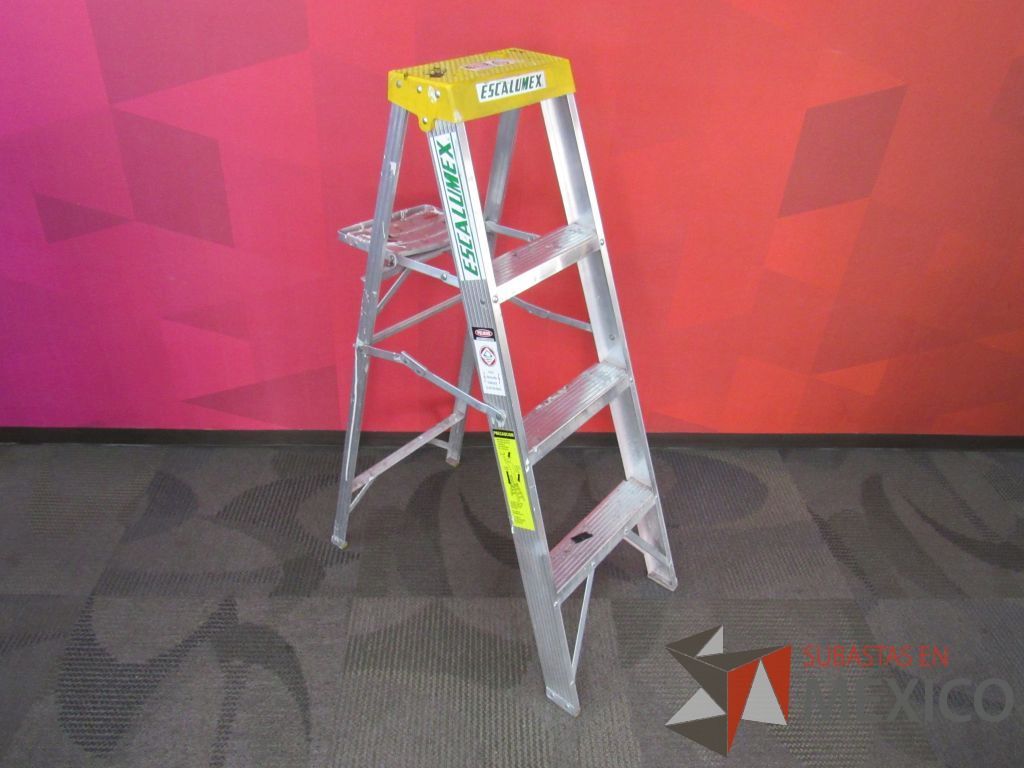 Lote 085 - Escalera de aluminio con capacidad de carga de 91 kg