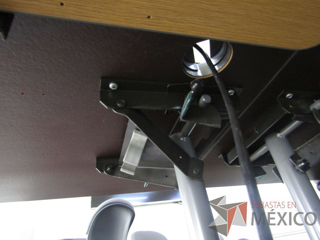Lote 020 - 2 Mesas de trabajo plegable con estructura metálica gris y cubierta color madera claro - Imagen 4