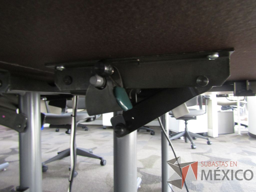 Lote 020 - 2 Mesas de trabajo plegable con estructura metálica gris y cubierta color madera claro - Imagen 5