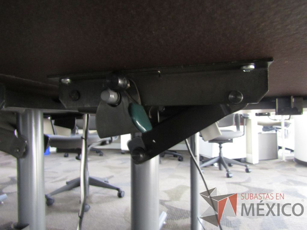 Lote 020 - 2 Mesas de trabajo plegable con estructura metálica gris y cubierta color madera claro - Imagen 6