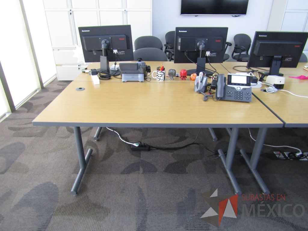 Lote 020 - 2 Mesas de trabajo plegable con estructura metálica gris y cubierta color madera claro - Imagen 9
