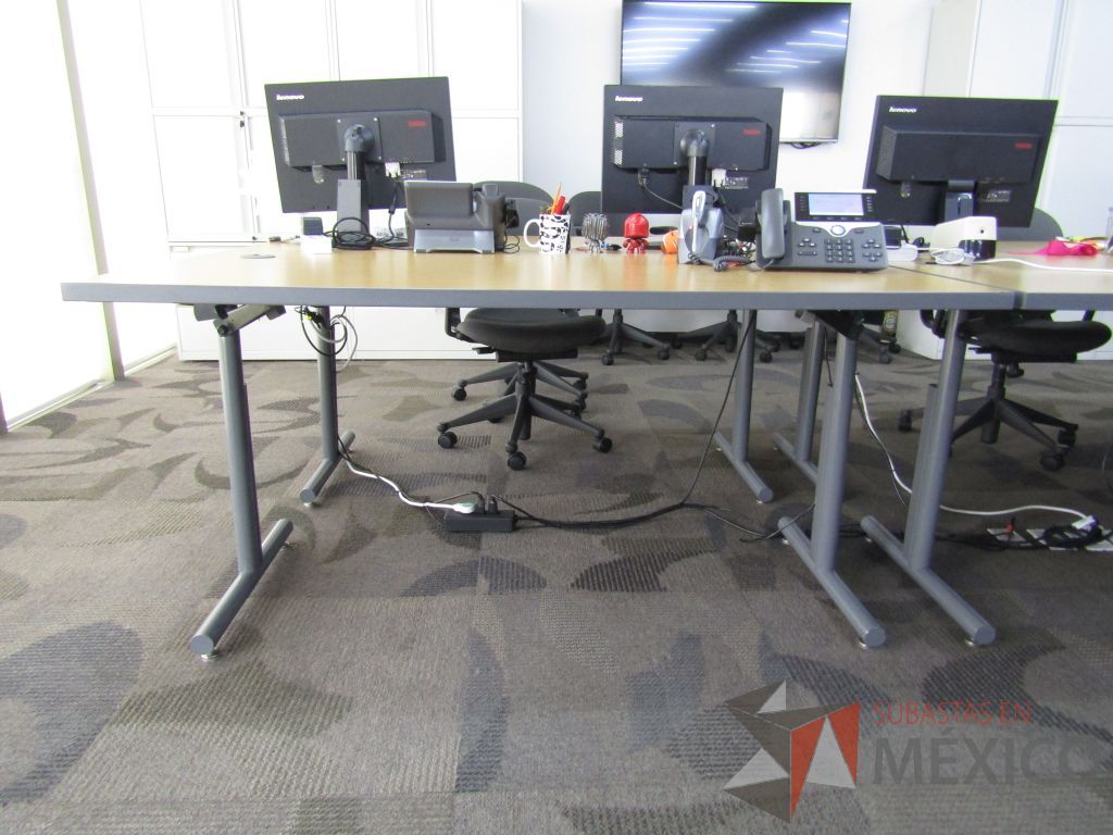 Lote 020 - 2 Mesas de trabajo plegable con estructura metálica gris y cubierta color madera claro - Imagen 12