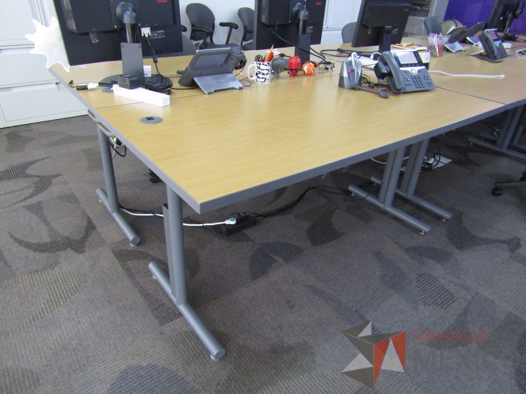 Lote 020 - 2 Mesas de trabajo plegable con estructura metálica gris y cubierta color madera claro - Imagen 15