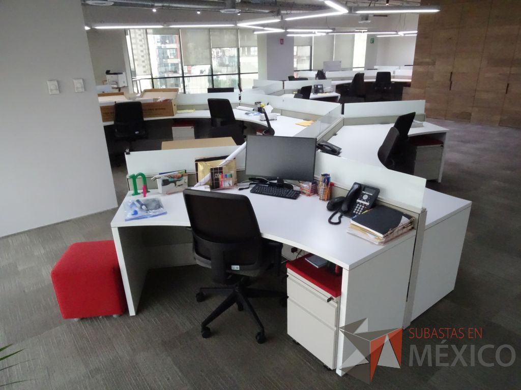 Lote 008 - Estación de trabajo para 17 personas de mampara baja seminueva, Marca: Haworth - Imagen 9