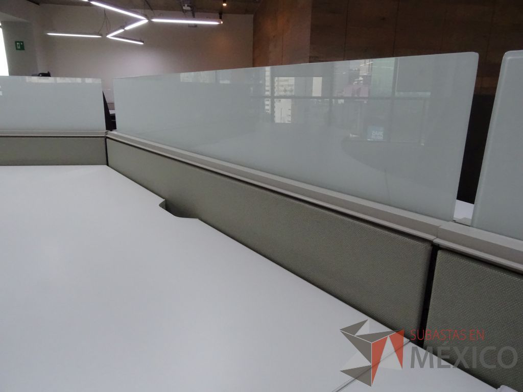Lote 008 - Estación de trabajo para 17 personas de mampara baja seminueva, Marca: Haworth - Imagen 13
