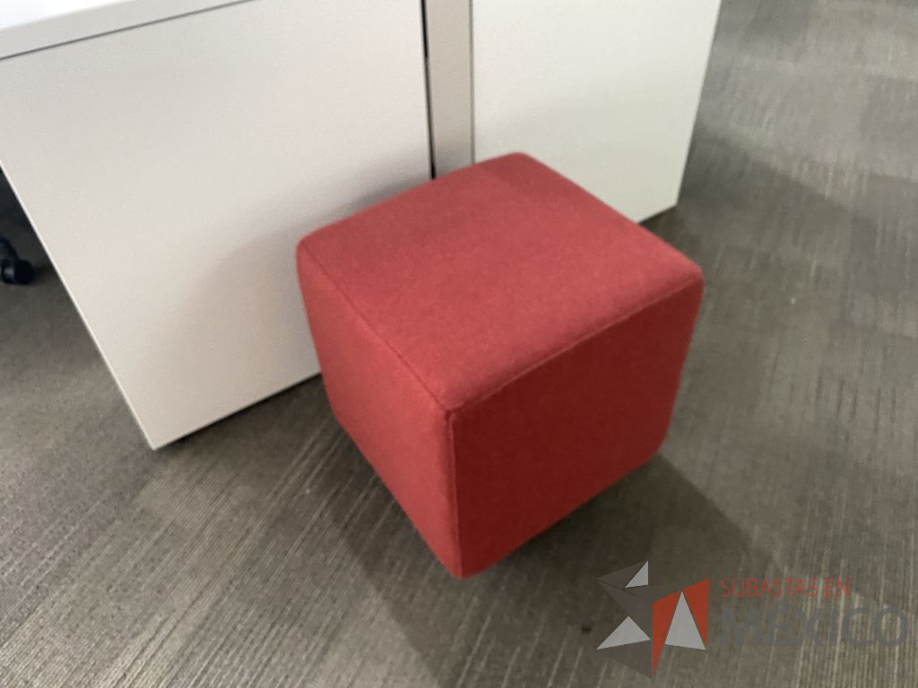 Lote 010 - 3 Bancos con 4 patas metálicas asiento en tela color naranja - Imagen 2