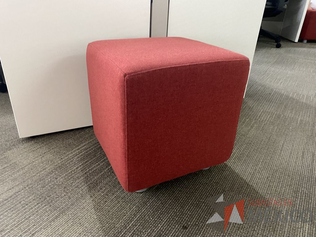 Lote 010 - 3 Bancos con 4 patas metálicas asiento en tela color naranja - Imagen 3