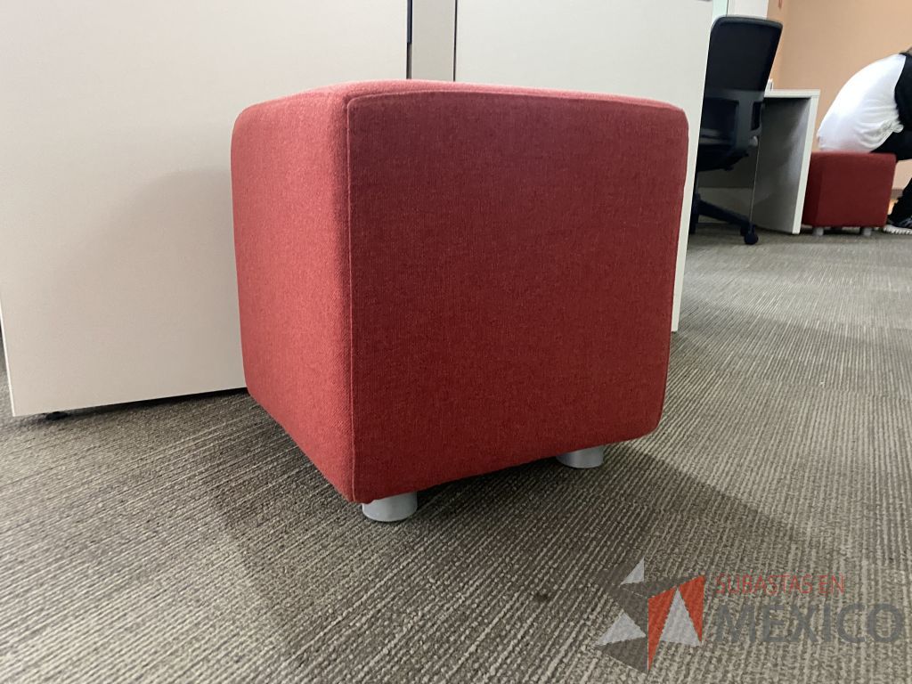 Lote 010 - 3 Bancos con 4 patas metálicas asiento en tela color naranja