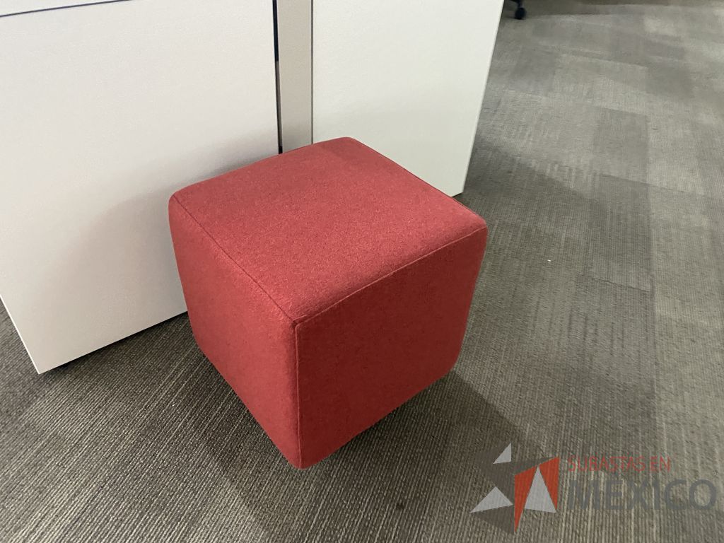 Lote 010 - 3 Bancos con 4 patas metálicas asiento en tela color naranja - Imagen 4