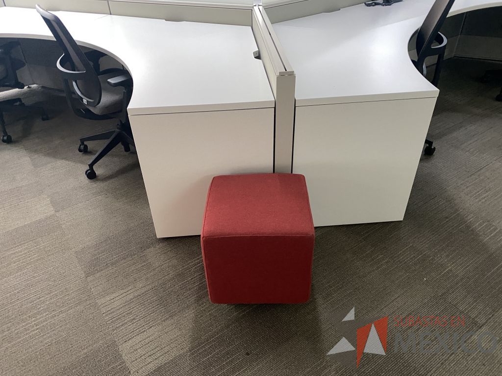 Lote 010 - 3 Bancos con 4 patas metálicas asiento en tela color naranja - Imagen 6