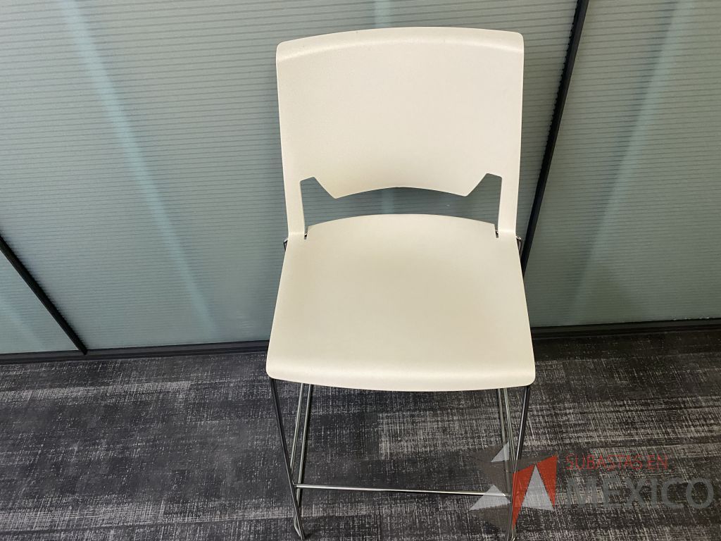 Lote 026 - 6 Sillas altas con descansa pies, asiento y respaldo liso color blanco - Imagen 4