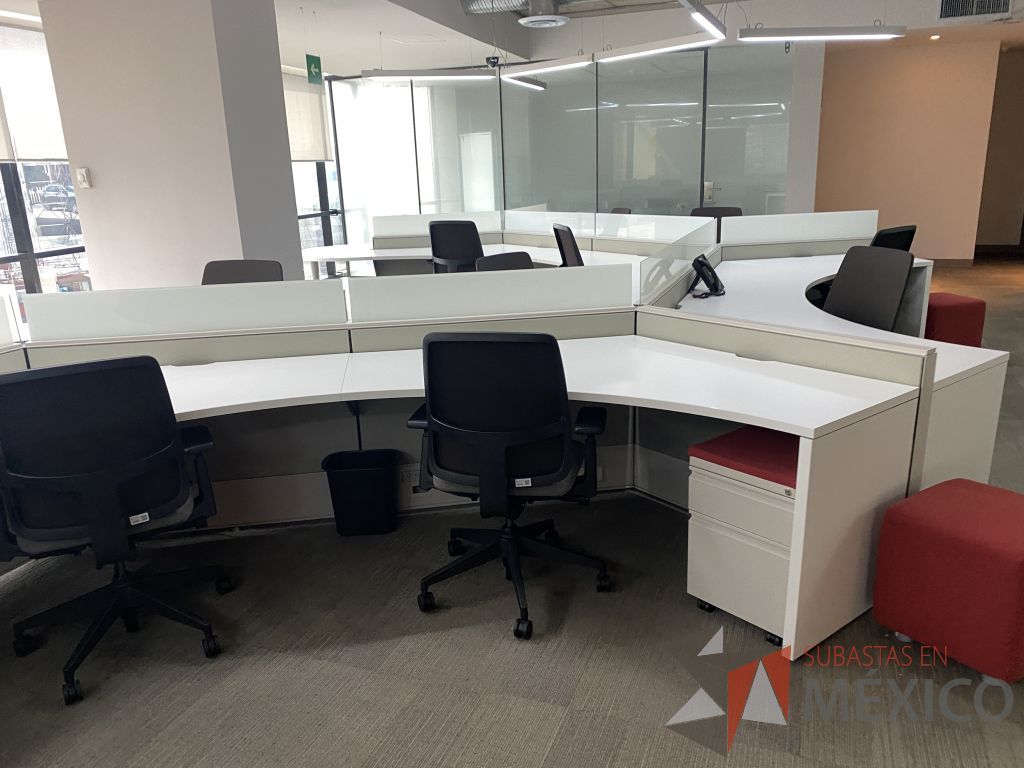 Lote 008 - Estación de trabajo para 17 personas de mampara baja seminueva, Marca: Haworth - Imagen 4