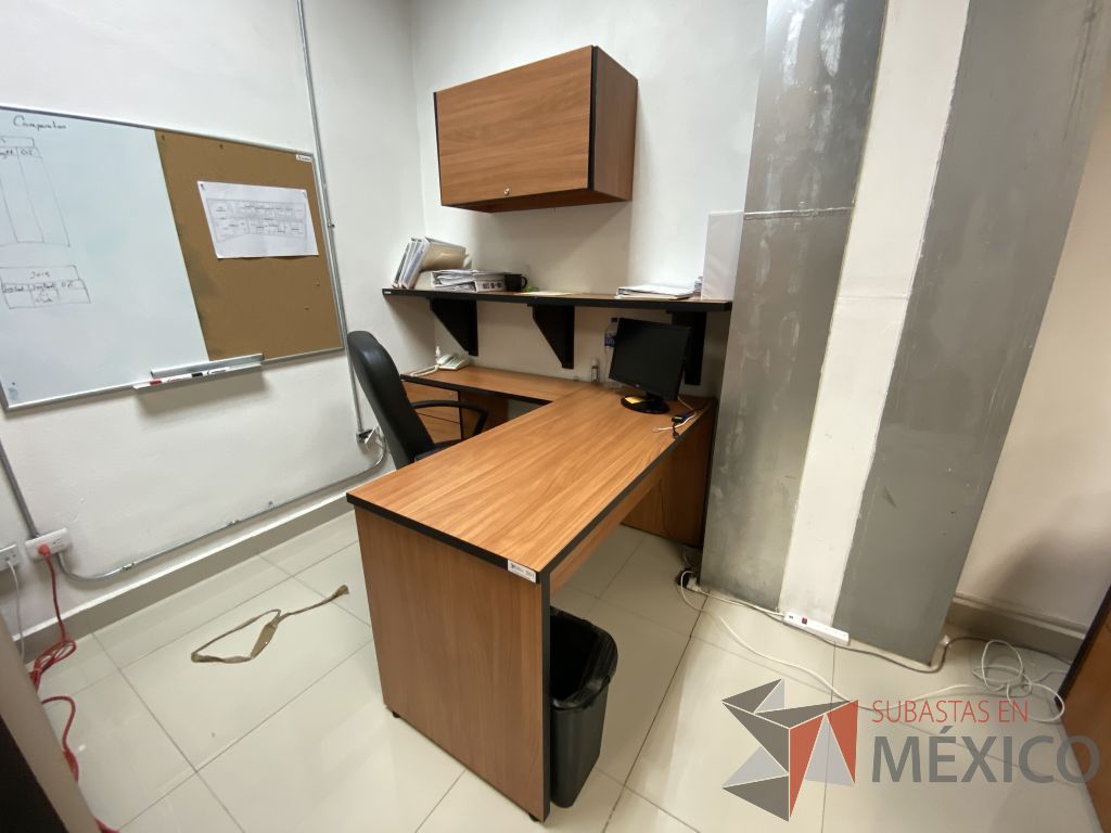 Lote 077 - Escritorio de costado izquierdo en escuadra con archivero vertical de 3 cajones