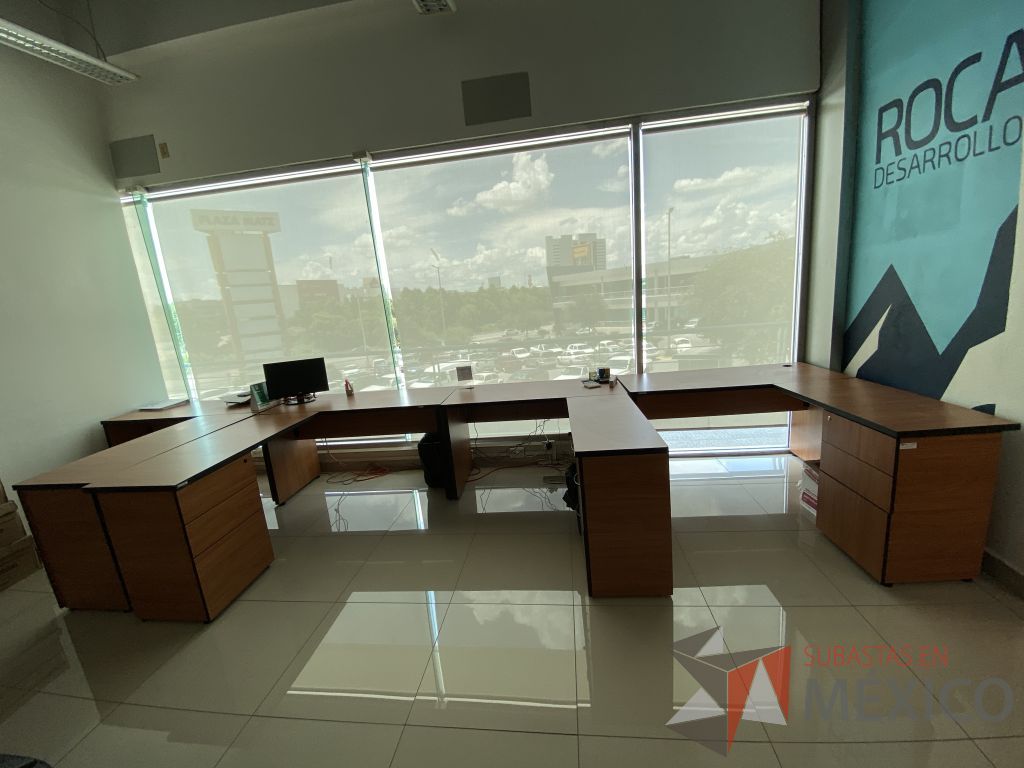 Lote 043 - Estación de trabajo para 4 personas con 4 archiveros de pedestal de 3 cajones