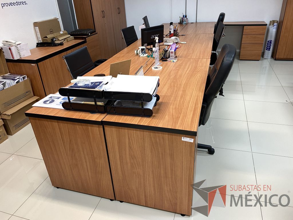 Lote 042 - Estación de trabajo para 6 personas con 5 archiveros verticales de 3 cajones
