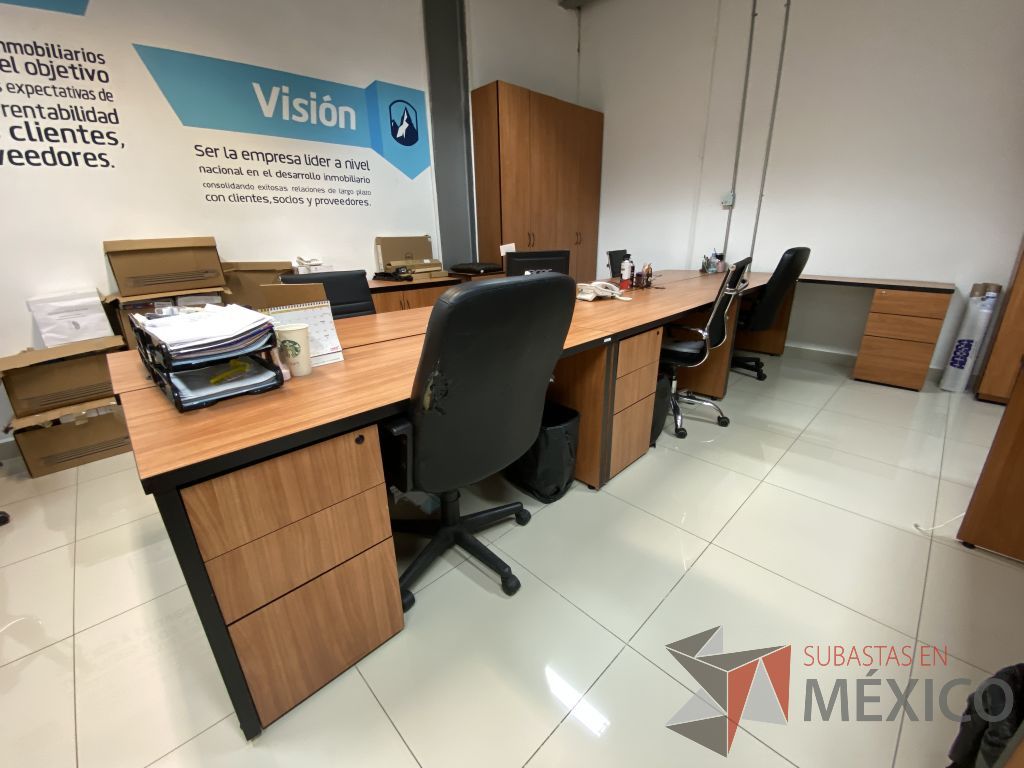 Lote 042 - Estación de trabajo para 6 personas con 5 archiveros verticales de 3 cajones - Imagen 3