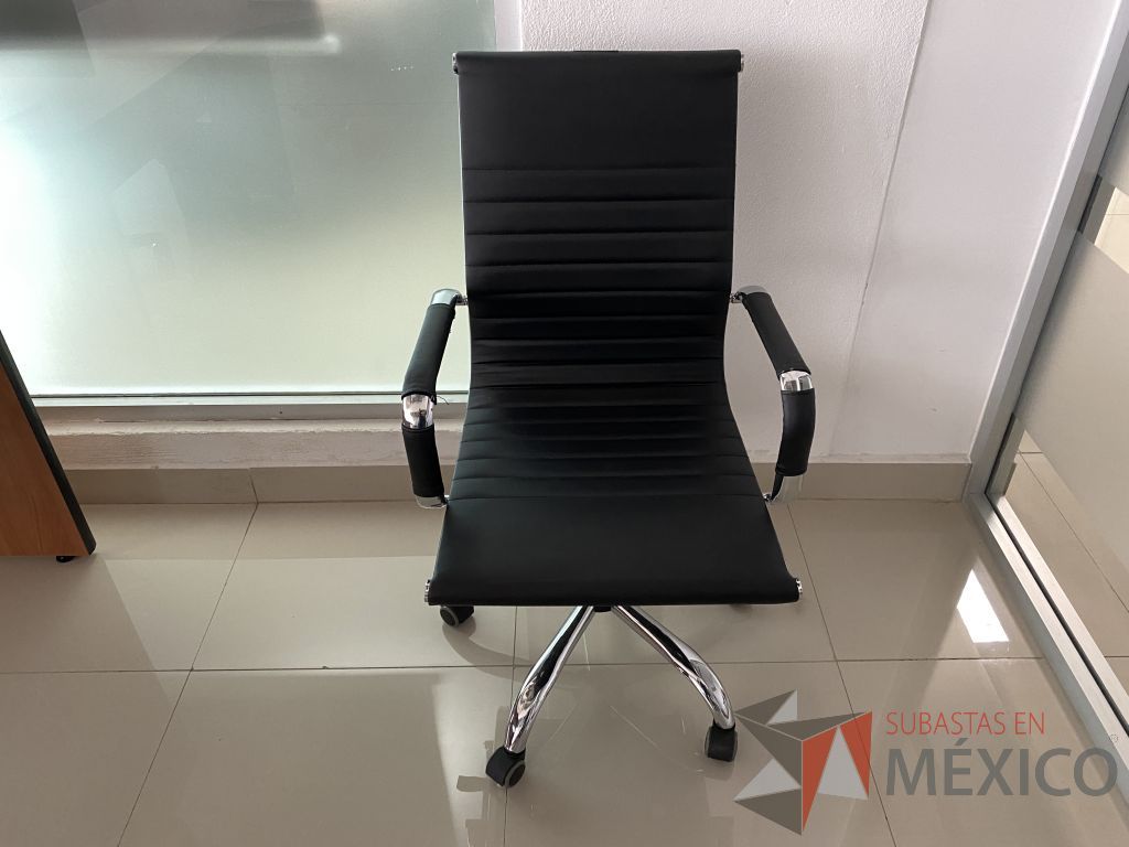 Lote 007 - Silla ejecutiva con ruedas, agarradera en la parte trasera, asiento y respaldo tipo piel color negro