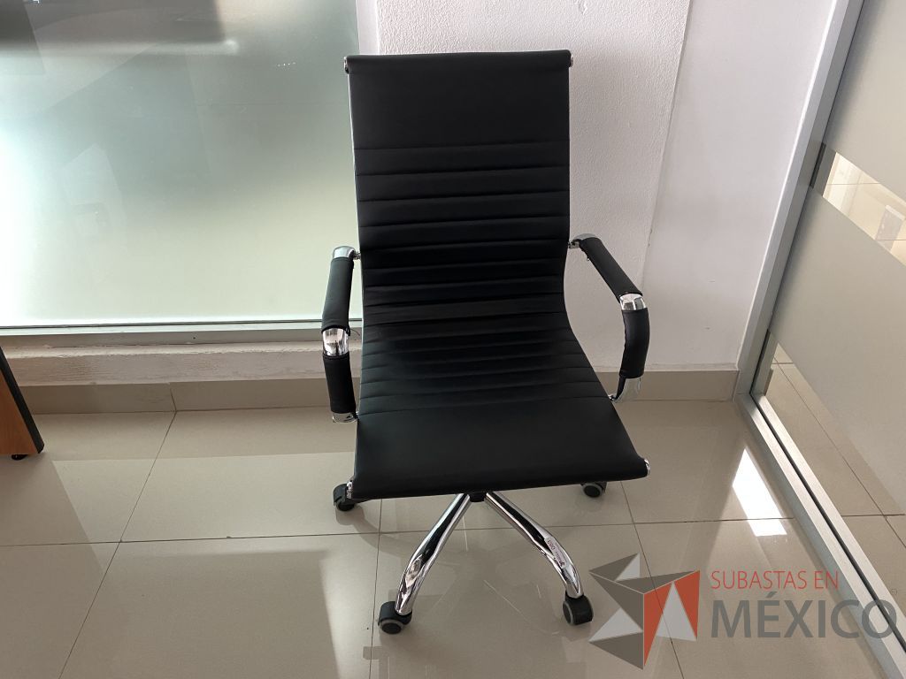 Lote 007 - Silla ejecutiva con ruedas, agarradera en la parte trasera, asiento y respaldo tipo piel color negro - Imagen 2