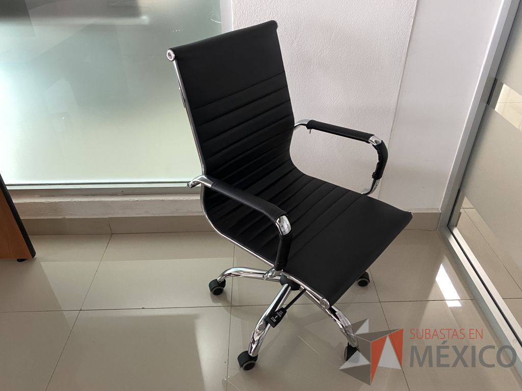 Lote 007 - Silla ejecutiva con ruedas, agarradera en la parte trasera, asiento y respaldo tipo piel color negro - Imagen 3