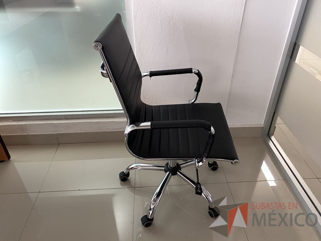 Lote 007 - Silla ejecutiva con ruedas, agarradera en la parte trasera, asiento y respaldo tipo piel color negro - Imagen 4