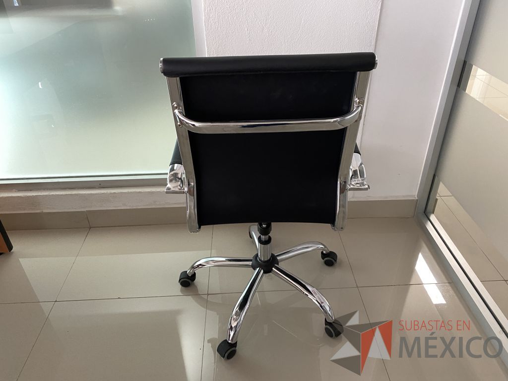 Lote 007 - Silla ejecutiva con ruedas, agarradera en la parte trasera, asiento y respaldo tipo piel color negro - Imagen 5