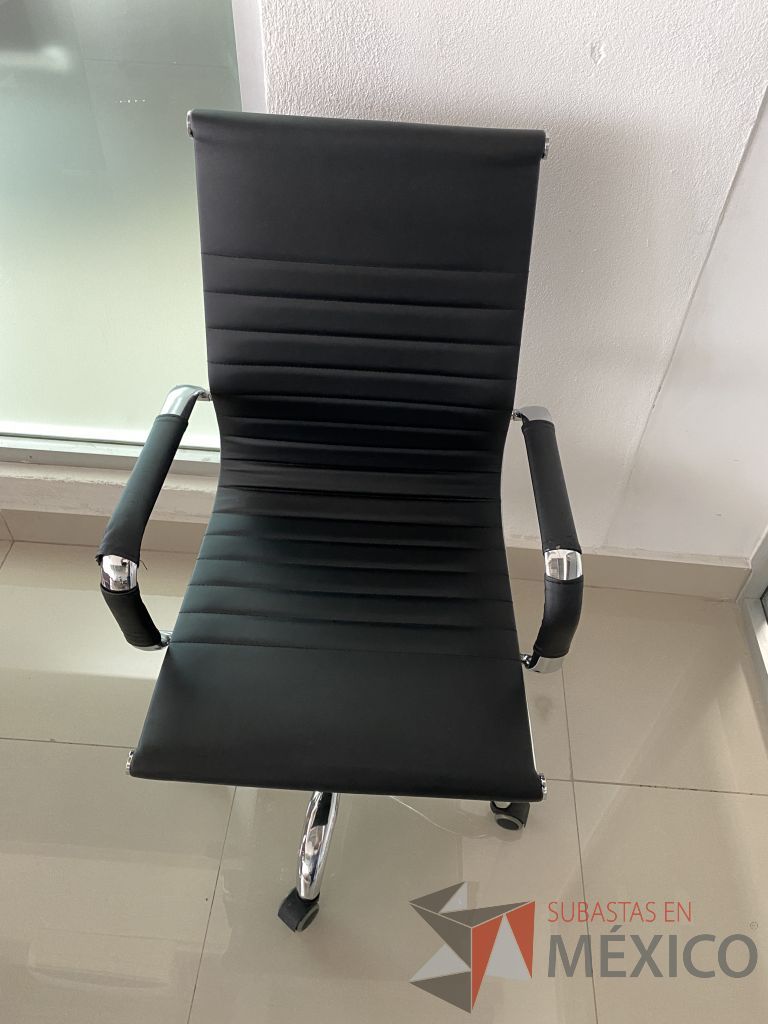 Lote 007 - Silla ejecutiva con ruedas, agarradera en la parte trasera, asiento y respaldo tipo piel color negro - Imagen 6