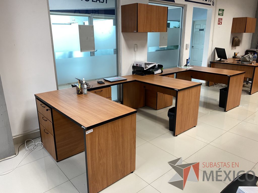 Lote 087 - Estación de trabajo para 3 personas con 2 archiveros de pedestal de 3 cajones